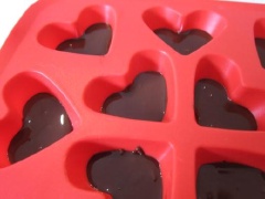 Đun lửa nhỏ đến khi chocolate chảy ra và bắt đầu láng thì tắt bếp, bắc xuống. Sau đó đổ lên khuôn, cho vào tủ lạnh để tầm 15-20 phút, dùng dao nhấc chocolate ra. Thật hấp dẫn phải không nào, hãy cùng thưởng thức nhé.