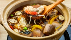 Cuối cùng, khi hải sản đã chín bạn cho tiếp 20gr đậu hà lan và 20gr giá vào nấu thêm 5 phút. Xếp mì Soba ra tô, gắp hải sản và các loại rau củ lên trên rồi rưới nước lèo vào tô. Vậy là bạn đã có thể thưởng thức món ăn ngay rồi đấy.