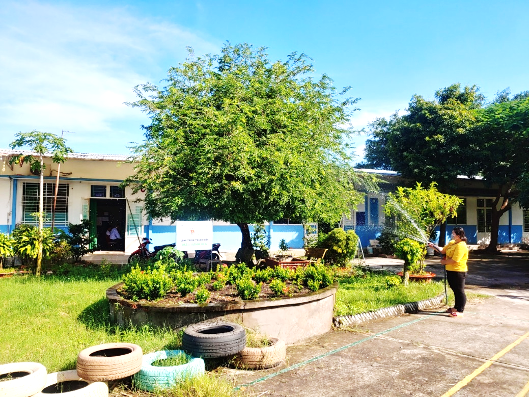 Sinh viên DLA thực hiện chăm sóc, tưới cây định kỳ