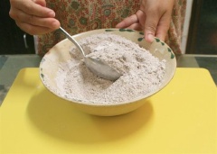 Trộn đường, bột cacao, muối nở, muối, vani tạo thành 1 hỗn hợp khô. Sau đó cho bột mì vào cùng trộn đều với nhau.