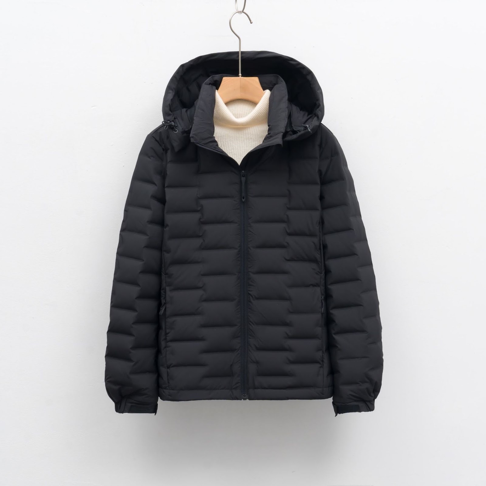 Lightweight women's down jacket with hood, short