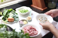 Bước đầu tiên, bạn cần băm nhuyễn tôm.