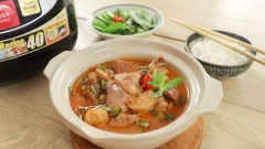 Vịt om chao khoai sọ có hương vị đậm đà, thơm dậy mùi chao, thịt vịt mềm ngọt cùng với khoai sọ bùi bùi, đây là phiên bản lẩu vịt nấu chao gần gũi với bữa cơm gia đình. Vịt om chao khoai sọ ăn với cơm nóng hoặc bún đều rất ngon, chấm thêm sốt chao cay cay nữa là hết ý. Với chiếc nồi cơm điện Hitachi siêu tiện lợi, bạn có thể vừa nấu cơm vừa nấu 1 món mặn chung một lúc mà hương vị vẫn thơm ngon, cơm chín đều không bị ám mùi nhiều. Còn chần chờ gì mà không mua ngay một chiếc nồi cơm điện Hitachi hay ho về nhà và nấu Vịt om chao khoai sọ chiêu đãi gia đình thôi nào.