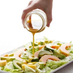 Đu đủ gọt vỏ, thái miếng mỏng. Bơ bổ đôi, bỏ hạt, lột vỏ, thái miếng tương tự như đu đủ. Xà lách rửa sạch cắt nhỏ. Cho xà lách, đu đủ, bơ vào 1 cái đĩa trộn. Ở 1 bát khác, trộn đều giấm, dầu olive, bột ớt, mật ong lại với nhau rồi rưới vào phần rau quả.