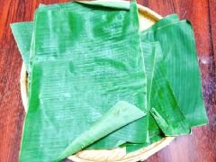 Trước tiên bạn rửa sạch hoặc lau sạch lá chuối, đem phơi nắng cho lá chuối héo bớt, hoặc có thể đun nồi nước sôi rồi cho lá chuối vào chần sơ qua để lá chuối mềm khi gói sẽ dễ hơn, vớt ra rồi lau khô nước. Cho bột năng, bột gạo, 1/2 muỗng cà phê hạt nêm vào nồi sau đó thêm nước hầm xương, dầu ăn và khuấy đều cho bột tan hết. Để bột nghỉ 30 phút. Sau 30 phút bạn khuấy đều rồi bật bếp vừa nấu vừa khuấy đến khi hỗn hợp dần dần đặc lại, khuấy nhanh tay để được hỗn hợp bột mịn dẻo là tắt bếp, để sang 1 bên, vậy là xong phần vỏ bánh.