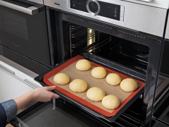 Cho khay bánh vào lò và nướng trong 8 phút. Trong thời gian đó, đun nóng 70gr bơ lạt rồi tắt lửa. Cho phần đường còn lại và bột quế vào bát, trộn đều rồi để riêng. Khi bánh nướng xong, dùng cọ quết bơ lạt vào mặt bánh, lăn bánh qua phần đường quế.