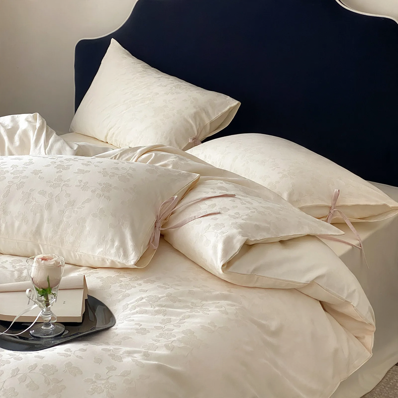 Long-staple cotton bedding with shine effect