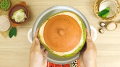 Đặt dừa vào xửng hấp 30 phút cho chín.