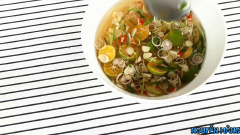 Sau khi đun sôi để nguội nước mắm ta cho hết những nguyên liệu còn lại vào: tắc, sả, lá chanh, ớt, tỏi; trộn đều lên là được hỗn hợp ngâm tai heo.