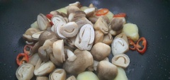 Phi thơm gừng, ớt với ít dầu ăn rồi cho nấm rơm vào xào sơ.
