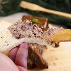 Lấy pate ra khỏi khuôn, cắt thành miếng vừa ăn, bảo quản trong tủ lạnh. Món dùng kèm với xôi hay bánh mì kèm với các loại rau sống cho một bữa sáng thanh đạm, đầy bổ dưỡng.