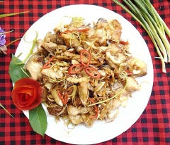 Gà xào cay thơm hấp dẫn với thịt gà ta thơm dai, ít mỡ, Ngấm đều gia vị cùng hương thơm của sả, ớt, gừng, hành, tỏi. Đây là món ăn tuyệt vời cho những ngày trời lạnh.