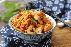 Bữa cơm gia đình càng ngon lành và hấp dẫn hơn khi có món Ức gà xào gừng thơm lừng, ngon lành với chút vị cay ấm nhè nhẹ ăn cùng cơm nóng trong những trời mưa bão rất tuyệt đấy. Lưu công thức và thử ngay nhé.