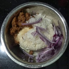 Cho tàu hủ, mắm đậu, hành tím, đường, hạt nêm, dầu ăn vào khay lớn, xay cho hỗn hợp đều nhau (có thể trộn đều nếu ko thích xay nhuyễn).