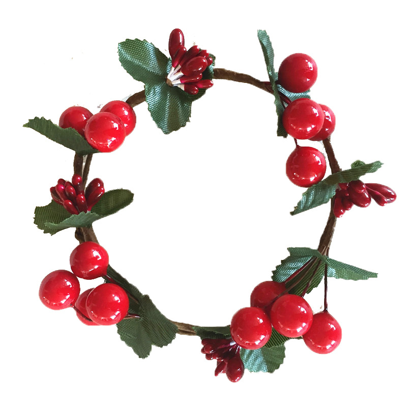 Weihnachtlicher Kerzenkranz mit roten Beeren