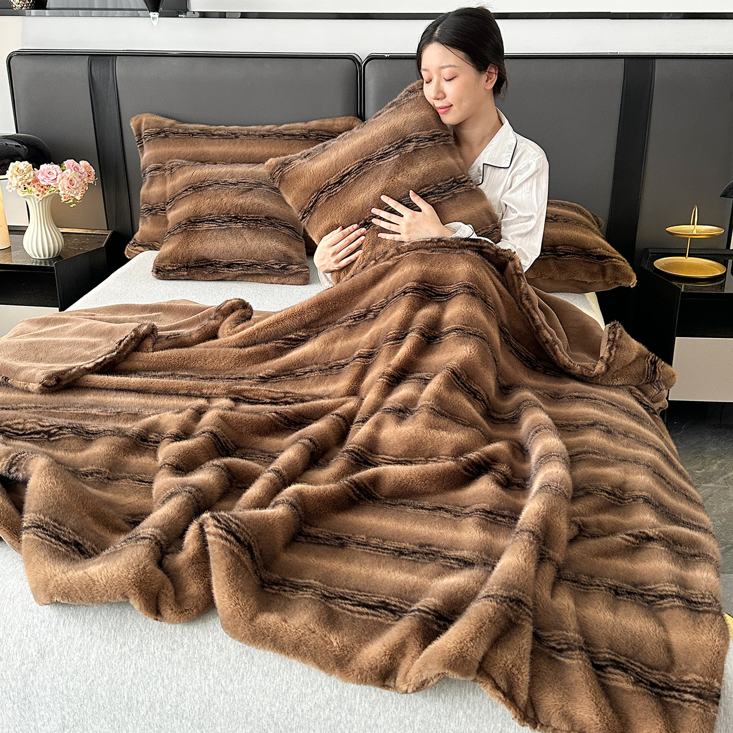 Luxurious faux fur throw blanket, extra soft and warm