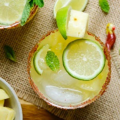 Mojito thơm bạc hà là loại đồ uống đẹp mắt, đơn giản lại rất tinh tế và đầy hương vị, phù hợp làm đồ uống cho các buổi tiệc tụ tập bạn bè, đồng nghiệp. Bạn hoàn toàn có thể tự pha chế một ly Mojito thơm bạc hà ngon "đúng điệu" ngay tại nhà với những nguyên liệu đơn giản và cách làm trên.
