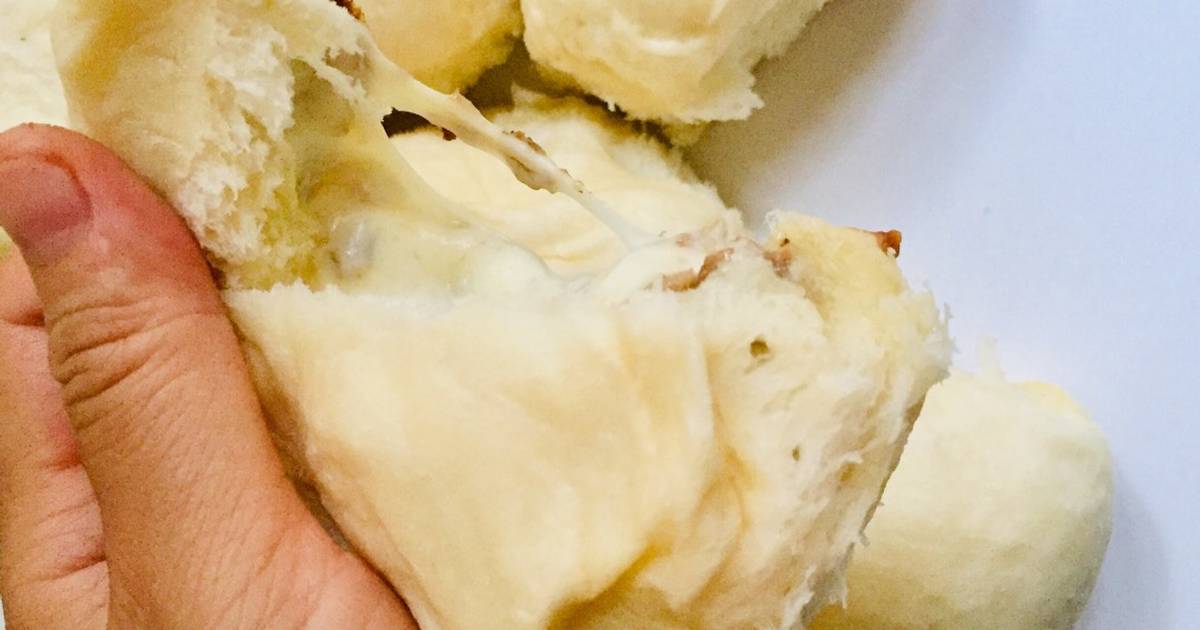Bánh mì sữa nhân thịt phô mai hoặc mứt dứa