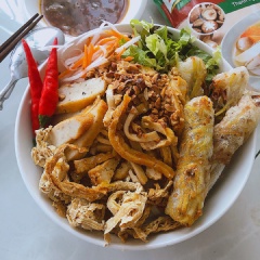 Thêm 1 ít đậu phộng, khi ăn chan nước tương lên trộn đều và măm thôi. Ngon tuyệt cú mèo luôn. Chúc các bạn ngon miệng.