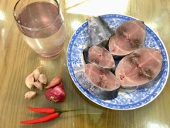 Cá sau khi mua về cắt khoanh vừa ăn, rữa sạch với nước, để ráo, đem áp chảo và để ra giấy thấm dầu.