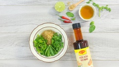 Ngò gai, ngò rí và húng lũi nhặt rửa sạch sau đó để ráo nước. Cho tất cả các nguyên liệu vào cối xay nhuyễn, giữ phần lá hơi lợn cợn là được.