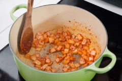 Sơ chế tất cả các nguyên liệu. Làm nóng chảo sâu lòng hoặc nồi nhỏ với 1 muỗng canh dầu vừng, cho tỏi, hành tây và ớt bột Hàn Quốc vào xào cùng.