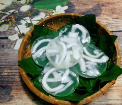 Rau câu dừa non ngọt mát với rau câu dẻo dai vị ngọt quyện cùng cơm dừa non béo mềm hấp dẫn. Thích hợp làm món ăn tráng miệng sau những bữa cơm của gia đình bạn.