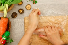 Đặt miếng ức gà đã nhồi nhân rau củ vào trong màng thực phẩm, cuộn chặt tay để tạo thành hình trụ tròn và dài. Đun nước khoảng 65 độ C, cho cuộn thịt gà vào luộc khoảng 10-15 phút thì vớt ra.