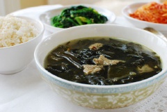 Canh thịt bò rong biển vừa dễ nấu vừa giàu dinh dưỡng với hương vị thanh mát, thơm ngon rất tốt cho sức khỏe đấy. Vậy còn chờ gì mà chúng ta không lưu công thức lại và nấu ăn nào.