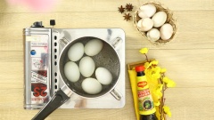 Chuẩn bị và sơ chế các nguyên liệu. 6 cái trứng vịt cho vào nồi nước đun sôi luộc 20 phút, sau đó nhắc nồi, ngâm trứng trong nước thêm 10 phút nữa thì vớt ra cho vào tô nước lạnh, lúc này bạn sẽ bóc được những quả trứng vịt bóng đẹp và không hề bị sứt mẻ. Đun sôi 1 nồi nước khác, cho 400gr thịt ba chỉ vào nồi trụng sơ, sau đó cắt thành những miếng vuông.