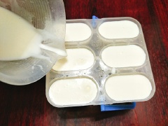 Rót hỗn hợp kem sữa dừa vào khuôn kem que, đem cất ngăn đá. Khoảng 1-2 tiếng sau, lấy kem ra cắm que kem vào, tiếp tục để ngăn đá thêm khoảng 5 tiếng.
