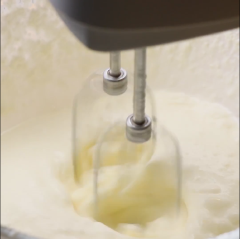 Cho sữa tươi, kem whipping cream, đường vào đánh ở tốc độ cao nhất. Các bạn cho thể cho tô và que đánh trứng vào tủ lạnh để đánh kem cho mau bông kem không bị chảy nhé.