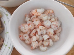 Tôm, thịt ba chỉ rửa sạch rồi luộc chín, ba chỉ thái mỏng, tôm bóc vỏ. Phần ba chỉ nhiều mỡ có thể chiên áp chảo, lấy phần sáp mỡ ăn kèm.