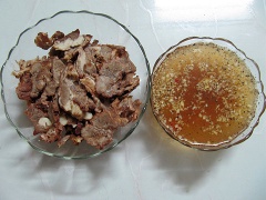 Cắt bỏ chỉ, cắt thịt thành từng miếng mỏng. Cho vào tô sâu lòng. Cho gừng băm, tỏi băm, ớt băm vào chén, nêm 200 ml nước mắm, 1/2 muỗng cà phê hạt nêm, 50g đường, 1/2 muỗng cà phê tiêu và một lượng nước sôi để nguội vừa đủ, khuấy đều.