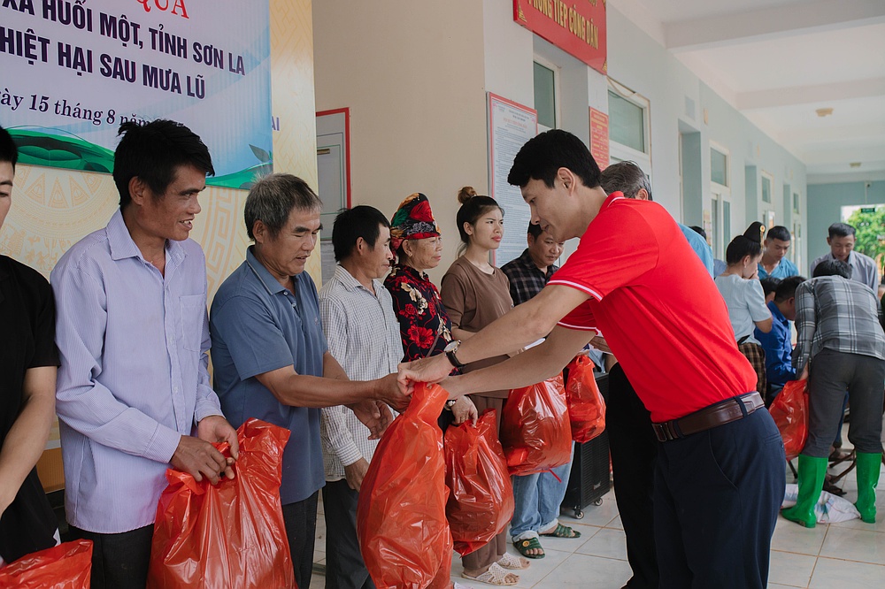 Trường Đại học Tây Bắc trao quà ủng hộ nhân dân xã Huổi Một, tỉnh Sơn La khắc phục thiệt hại sau mưa lũ