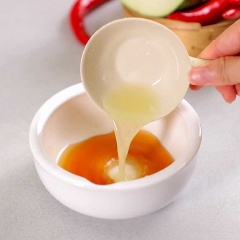 Pha nước trộn gỏi gồm 2 muỗng canh đường, 2 muỗng canh nước mắm, 1 muỗng canh nước cốt chanh, 1 muỗng canh nước lọc, khuấy tan rồi cho thêm 10gr ớt hiểm băm và 10gr tỏi băm.