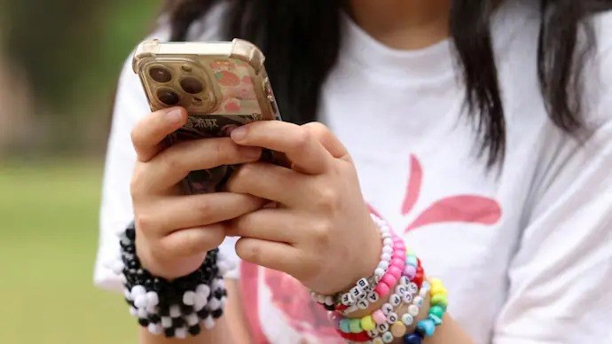 UK Plans Default Midnight Social Media Curfew for Teens