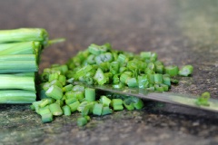 Hành lá, ngò rí nhặt, rửa sạch, cắt nhỏ. Hành tím bóc vỏ, cắt nhỏ như hình bên.