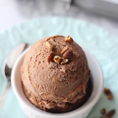 Thưởng thức thôi nào. Kem mát lạnh, thơm ngon vị chocolate và chuối vô cùng hấp dẫn, chắc hẳn sẽ được các thành viên trong gia đình bạn yêu thích!