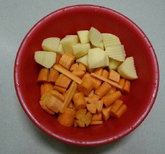 Cà rốt và khoai tây rửa sạch, gọt vỏ cắt miếng vừa ăn. Nấm đông cô ngâm nở.