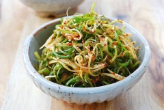 Chỉ mất vài phút là đã có ngay một món salad cực ngon rồi. Salad hành lá vừa ngon lại lạ miệng, đảm bảo sẽ rất nhiều người thích!