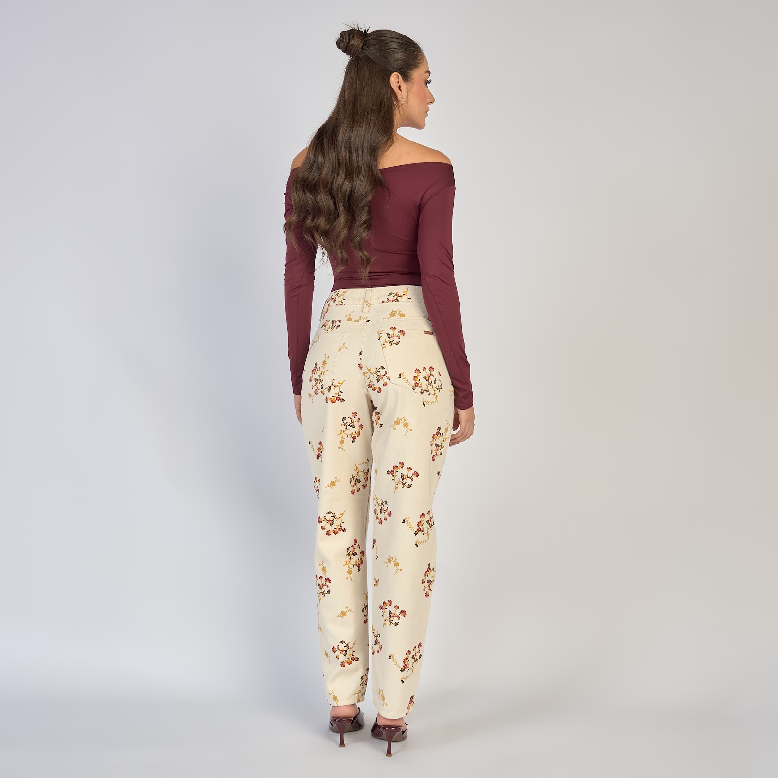 Jean dama mom fit tiro alto rígido con estampado floral, color Crudo - Vista 4