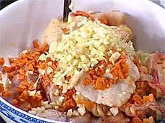 Ướp thịt gà với sả, ớt, nghệ tươi, muối, đường, nước mắm, tiêu, hạt nêm, để khoảng 15p.