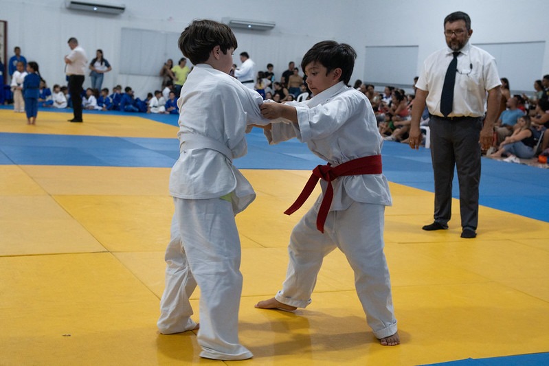 Aluna pratica ginástica rítmica no CCJuv em Boa Vista, incentivando atividades gratuitas para crianças em Roraima