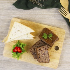 Lấy pate ra khỏi khuôn, cắt thành miếng vừa ăn, bảo quản trong tủ lạnh. Món dùng kèm với xôi hay bánh mì kèm với các loại rau sống cho một bữa sáng thanh đạm, đầy bổ dưỡng.