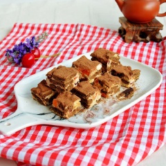 Thế là món bánh ngọt phủ cacao được tổng hợp từ những nguyên liệu mà mình ưa thích đã hoàn tất và sẵn sàng phục vụ rồi nhé! Bánh hội tụ vị béo, ngọt, đắng và thơm đặc trưng lắm nhé! Hãy làm thử và dùng đãi bạn đến chơi nhà đi nào!