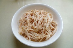 Lườn gà rửa sạch, cho vào nồi, luộc chín, xé thành sợi.