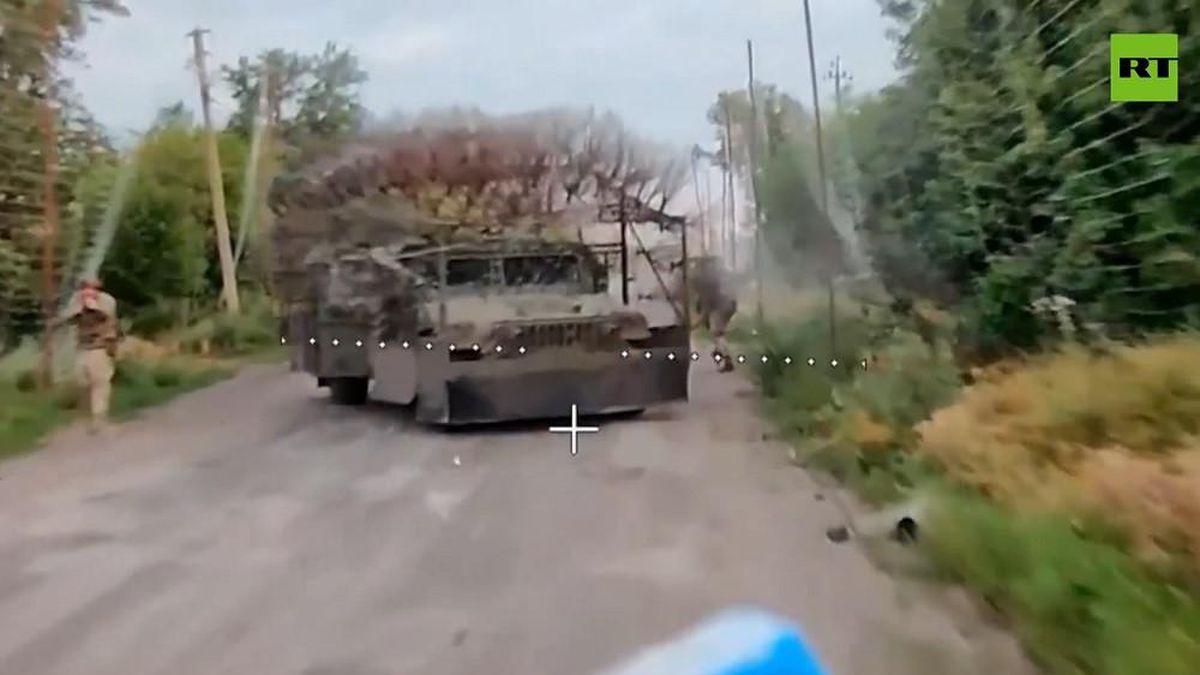 Khoảnh khắc UAV Nga tấn công xe bọc thép HMMWV của quân Ukraine - Báo VietnamNet