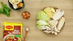 Đậu hũ non cắt miếng. Các loại rau nấm rửa sạch, cắt khúc vừa ăn. Xay nhuyễn 150gr táo với một ít nước.