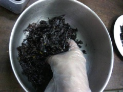 Gừng cắt nhỏ, cho gừng, 1 muỗng cà phê hạt nêm chay, 1 muỗng canh nước tương, 1/2 muỗng cà phê đường trắng, 1/2 muỗng cà phê hạt tiêu vào tô rong biển khô, trộn đều.